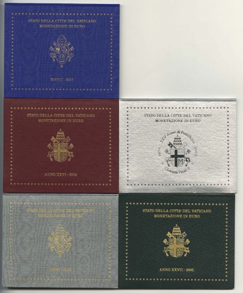 Euroländer Vatikan Johannes Paul II. KMS Original-KMS 2003, 2004, 2005 (normale Ausgabe), sowie 2006 und 2007, zusammen 5 Folder in sauberer Erhaltung  EM V-S2, S3, S4, S6, S7 st