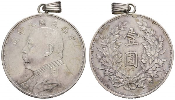 China Republik Dollar Jahr 10 = 1921 Av.: Präsident Yüan Shih-kai, Rv.: Schriftzeichen in Kranz, altgehenkelt  K.M. Y 329.6 27.37 g. selten ss-vz