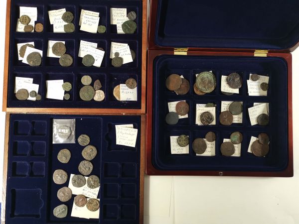 Lots und Sammlungen  Das Märchen von Byzanz, ca. 52 Münzen und ein paar weitere Stücke spiegeln die wechselvolle Geschichte nieder, augenscheinlicher Schwerpunkt 6.-11. Jahrhundert