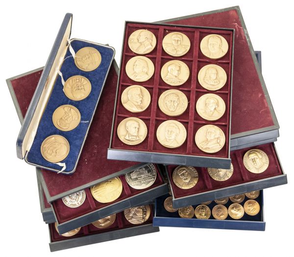 Medaillen Allgemein  Medaillen-Paradies, rund 240 Medaillen mit reizvollen Serien aus Kultur und Politik, gut sortiert in einem Schubersystem, bitte besichtigen
