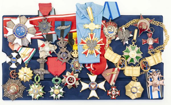 Orden und Abzeichen  Hochdekoriert, alte Sammlung mit über 120 Orden, Ehrenzeichen und Ansteckern, die Fototafel soll einen ersten Eindruck vermitteln, bitte besichtigen