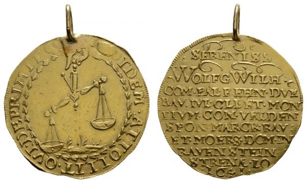 bis 1799 Jülich-Kleve-Berg Wolfgang Wilhelm von Pfalz-Neuburg, 1624-1653 1641 vermutlich Düsseldorf Altgehenkelter Goldabschlag zum Neujahrsstück, Av.: die aus Wolken hervorgestreckte Hand Gottes hält eine Waage, deren linke Waagschale tief herab gesunken ist, unten Wasserfläche mit Spritzern, alles innerhalb eines Kranzes aus Blütenkelchen, IDEM · ATTOLLIT · QVI · DEPRIMIT (Der sie niederdrückt lässt sie auch emporschnellen), Rv.: in 12 Zeilen: Schnörkel / SERENISS / Schnörkel / WOLFG . WILH : / COM · PAL · REHN · DVX / RAV . IVL · CLI · ET · MON / TIVM · COM · VELDEN / SPON · MARCR · RAV : / ET · MOERS · DOM · IN / RAVENSTEIN / STRENÆ · LO / · 1641 ·. Altmeister Noss zitiert von diesem viereckigen Neujahrsstück eine Ausgabe im Taler- und eine im Halbtalergewicht (siehe hierzu auch Los 333 der 155. Felzmann-Auktion, die Reversseite dieses Stückes ist stempelgleich mit der dieses Goldabschlages, die Aversseiten differieren). Der Stempel zu den literaturbekannten Stücken soll von Konkurrenten des damaligen Stempelschneiders Schwertzge angefertigt worden sein, dessen Vorfahr Nicolaus Schwertzge von der Liegnitz bereits ab den 1570er Jahren als Eisenschneider tätig und ab 1583 als allgemeiner Eisenschneider des oberrheinischen Kreises in Worms angestellt war. Denkbar ist, dass sich der ungenannte Konkurrent mit diesem Goldabschlag besonders bei Wolfgang Wilhelm bewerben wollte (ähnlich Thomas Simons Petition Crown von 1663). Das Stück stammt aus altem Adelsbesitz aus dem Konstanzer Raum, was durchaus auf einen durchgängigen Besitz seit 1641 schließen lassen kann. Diese unedierte Rarität stellt DAS Nonplusultra einer jeden Sammlung Jülich-Berg dar, mit aktuellem Gutachten des vereidigten Sachverständigen und IAPN-Ehrenpräsidenten Arne Kirsch  Noss vergl. 661 K.M. --- Friedberg --- 5.17 g. von großer Seltenheit vz-