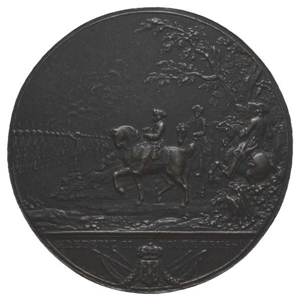 bis 1799 Preußen Friedrich II. der Große, 1740-1786 Einseitige Eisengussmedaille o.J., unsigniert, der König zu Pferd in Begleitung seiner Offiziere nimmt Parade ab, unten französischer Text: FREDERIC II ROI DE PRUSSE  Olding - 32.27 g. RR vz