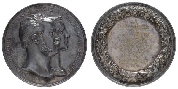 1800 bis 1871 Preußen Wilhelm I., 1861-1888 Silbermedaille 1854/1914 von Loos, auf die Silberhochzeit von Wilhelm und Augusta, Rv. Widmung auf die Eheleite Rörs, Kratzer, alte Patina, im altem Etui  Sommer K 11 60.84 g. vz-st