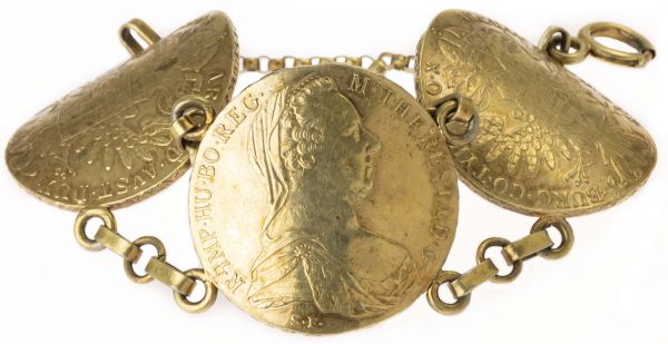 bis 1799 Habsburg Maria Theresia, 1740-1780 Taler 1780 drei spätere Prägungen vergoldet als Armband gearbeitet, alle drei Münzen gerundet, schöne Juweliersarbeit  Dav. zu 1151 96.69 g. ss-vz