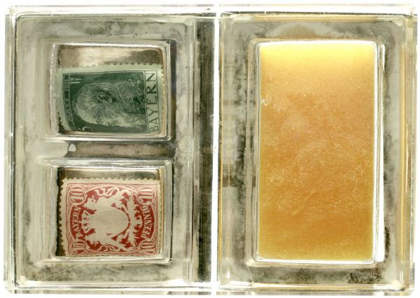 Alter silberner und gläserner Briefmarkenbehälter mit Schwamm, ca. 1880. Praktisches Schreibtischutensiel mit 2 Fächer für postfrische Briefmarken (enthalten 4 Bayern-Marken) mit Silberdeckel, sowie ein größers Fach mit Schwamm zum befeuchten der Marken. Auch in Silberfassung. Punzen Halbmond, Krone, 800 und IB. Maße 9 X 6,5 X 2,5 cm