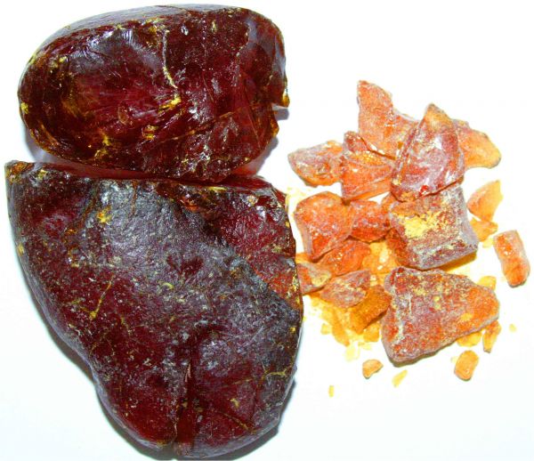 Konvolut Rohbernstein, u.a. ein Stück zu 92,33 g und ein Stück zu 57,95 g. Dazu wenige kleinere Bruchstücke