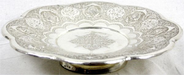 Persische Silber-Prunkschale mit feiner Ornamentalverzierung. Silber 84 zolotniki (875/1000), signiert von dem Silberschmied Jafari Parvaresh in Isfahan. Durchmesser 25,5 cm; 431 g. Sehr qualitätvolle Arbeit. Polierspuren