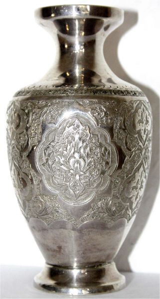 Persische Silbervase mit feiner Ornamentalverzierung. Silber 84 zolotniki (875/1000), signiert von dem Silberschmied Bagher Parvaresh in Isfahan. Höhe 11 cm; 114,68 g. Sehr qualitätvolle Arbeit