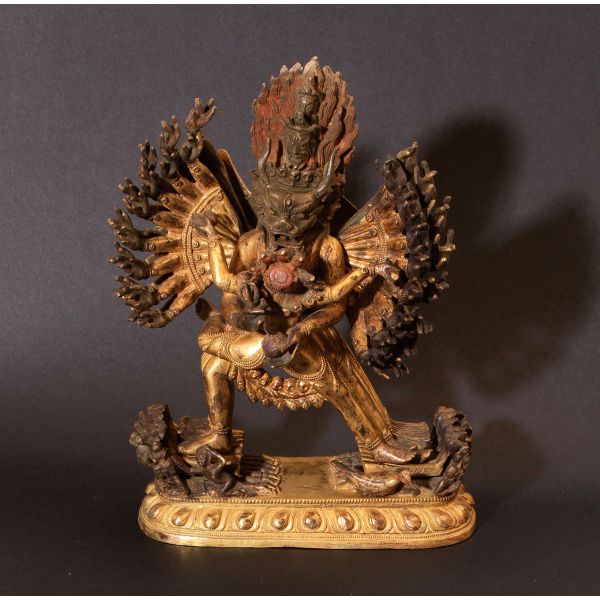 Chine, Statuette de Yamantaka en bronze doré représenté en pratyalidhasana enlaçant sa parèdre et piétinant des divinités et des animaux, ses bras rayonnat autour de lui (H 25 cm)