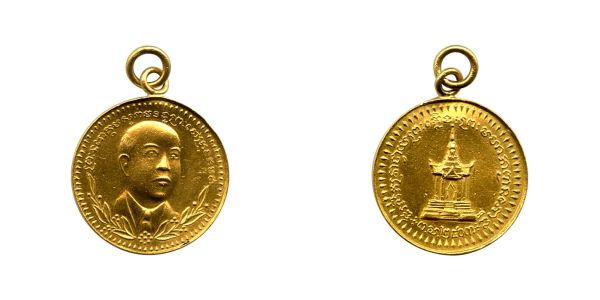 Cambodge, Médaille funéraire à l'effigie d'un chinois avec au revers une pagode funéraire (Or - 25 mm - 6,15g)  Rare  TB