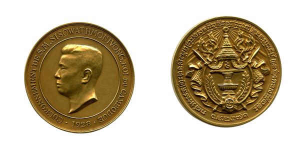 Cambodge, Royaume du Cambodge, Sisowath Monivong (1927-1941), Médaille de couronnement de S M Sisowathmonivong Roi du Cambodge  1928 (Or - 34 mm - 19,6g), tranche lisse, contrôle OR et contrôle Maison Chaubillon (Lec 145)  Rare  SUP/FDC patine