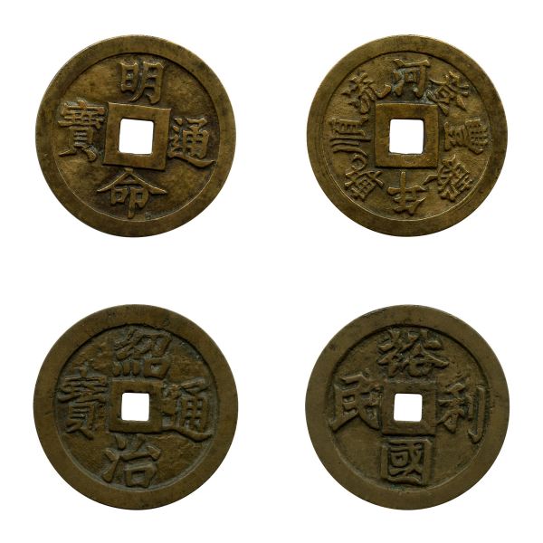 Annam, Nguyen Phuc Giao (1819-1840) et Nguyên Phuc Tuyên (1840-1847), Lot de 2 monnaies, 60 van (laiton, 51 et 52 mm)  TB