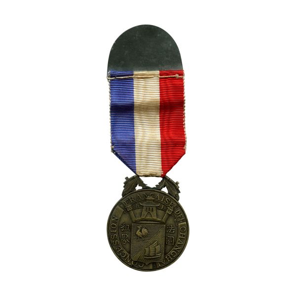 Chine, Concession française de Shanghaï, Décoration en bronze du Mérite Civique de la Concession de Shanghaï avec son ruban et sa patte de suspension  Rare  SUP