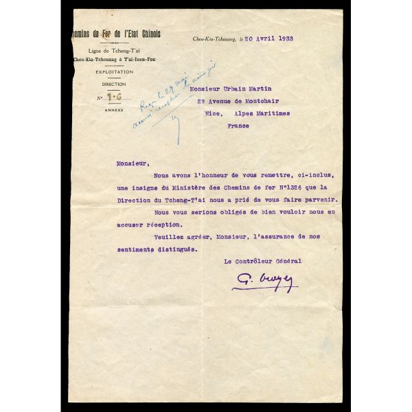 Chine, Lettre datée de Cheu-Kia-Tchouang et signée par le contrôleur général des CHEMIN DE FER DE L'ETAT CHINOIS donnant attribution d'un insigne des chemin de fer (N°1326) faisant office de laisser passer  20 avril 1933  Intéressant document de la ligne de Tcheng-Taï