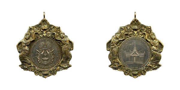 Cambodge, Royaume du Cambodge, Sisowath Ier (1904-1927), Médaille Funérailles SM Sisowath Roi du Cambodge reconnaissant à sa mère Préavoréachini 1905 (Argent - 34 mm - 16g), tranche lisse (Lec 127), enrichie d'un entourage en vermeil représentant des danseurses Khmers, probablement un bijou de deuil (PB 34,7g - 60 mm)   Rare  TTB
