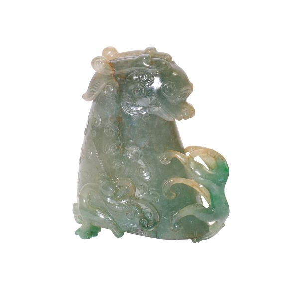 Chine, Coupe en jadéïte sculptée d'une tête de dragon (95 x 76 x 43 mm)