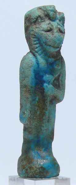 Egypte - Basse époque - Amulette en fritte bleue représentant la déesse Sekhmet  - 664-332 av. J.-C. - (26ème-30ème dynastie) Jolie et fine amulette en fritte bleue représentant la déesse Sekhmet debout sous sa forme humaine à tête de lionne. Très beaux restes de polychromie bleue. 34 mm. 