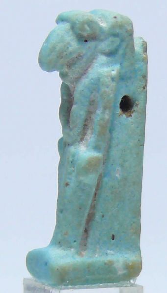 Egypte - Basse époque - Amulette en fritte bleue représentant le dieu Thoth  - 664-332 av. J.-C. - (26ème-30ème dynastie) Jolie et fine amulette en fritte bleue représentant le dieu Thoth debout sous sa forme humaine à tête de babouin. Très beaux restes de polychromie bleue. 27 mm. 