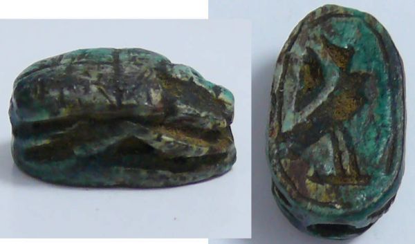 Egypte - Basse époque - Scarabée en stéatite - 664 / 332 av. J.-C. (26ème-30ème dynastie) Petit scarabée en stéatite avec une belle patine bleue.La scène gravée représente un faucon. 12x10 mm.