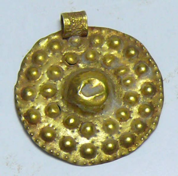 Egypto-phénicien - Pendentif en or - 1000 av. J.-C. Joli pendentif en or avec son maillon d'accroche. Le bijou est orné d'un globule en son centre et de 2 cercles de cabochons autour. Poids : 0.37 gr ; 19 mm.