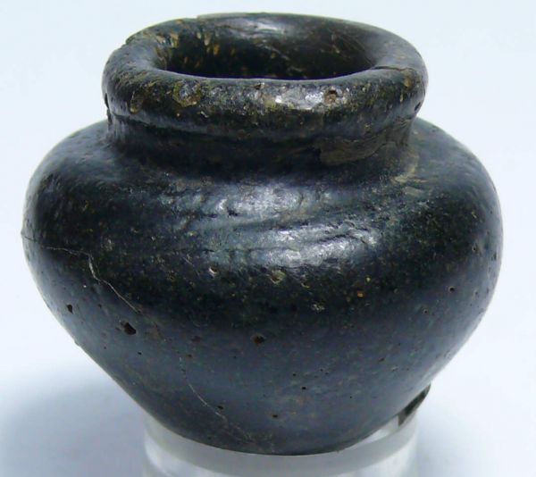 Egypto-phénicien - Vase à onguents en pâte de verre - 1000 av. J.-C. Joli petit vase à onguents en pâte de verre de couleur sombre. L'objet a été restauré et porte une petite étiquette inscrite 