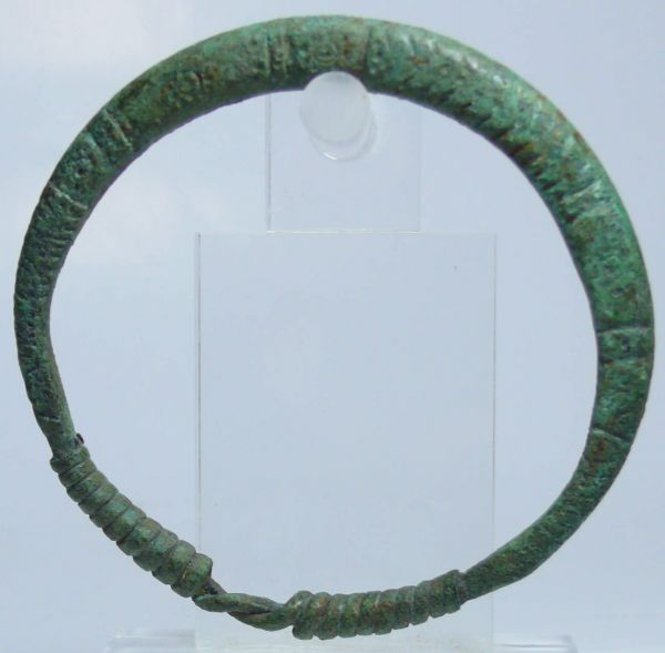 Egypto-phénicien - Bracelet en bronze - 2000 av. J.-C. Important bracelet en bronze couvert de motifs géométriques et fermé par 2 serpents entrelacés. 120 mm de diamètre.