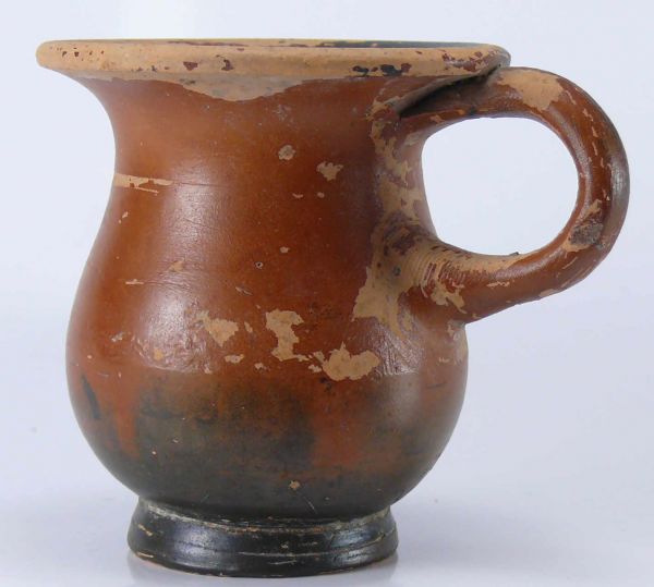 Grande Grèce - Olpé en terre cuite - 400 / 300 av. J.-C. Olpé en terre cuite ocre vernissée. Des manques de vernis sur le col et à l'intérieur de l'objet. 66 mm.