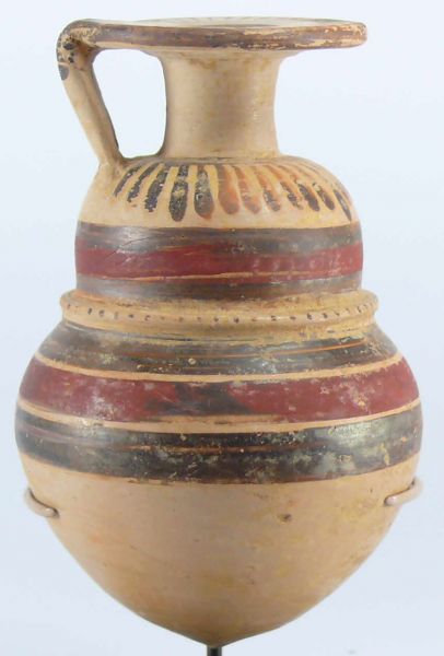 Grèce - Alabastron étrusco-corinthien - 500 / 400 av. J.-C. Alabastron en forme de poire sans aucune trace de restauration. Décor géométrique d'une très grande qualité. 88 mm.