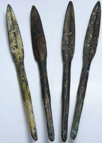 Gréco romain - Lot de 4 pointes de javelot en bronze - 200 av. J.-C. / 100 ap. J.-C. Ensemble de 4 pointes de javelot en bronze. Certaines sont ciselées. Elles sont recouvertes d'une belle patine et de concrétions. 150 mm. de longueur.