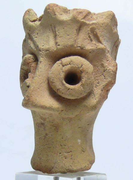 Hittite - Buste d'idole en terre cuite - 1600 / 1800 av. J.-C. Joli buste  d'idole à tête d'oiseau en terre cuite de couleur beige. L'idole a les yeux proéminents et percés et semble porter une couronne sur la tête. 47 mm.