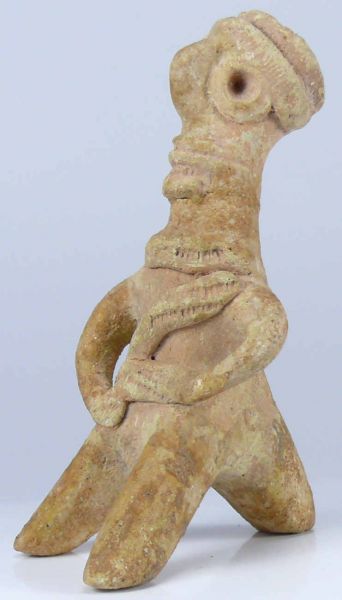 Hittite - Idole - 1800 / 1600 av. J.-C Statuette en terre cuite blanche représentant un homme assis sur un tabouret. 90 mm.