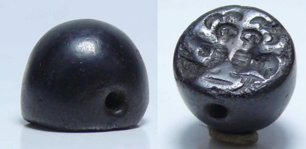 Sassanide - Cachet en ématite - 600 / 700 ap. J.-C. Beau cachet en ématite dont le timbre représente 2 animaux face à face. 12x16 mm.