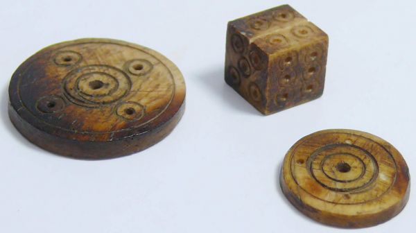 Romain - Lot de 3 éléments de jeu en os ou ivoire - 100 / 200 ap. J.-C. Petit ensemble de 3 pièces de jeu comprenant un dé et 2 pions de jeu. De 10 à 20 mm.