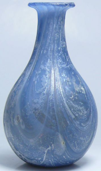 Romain - Vase à panse en verre gris-bleuté - 100 ap J.-C. Magnifique vase à panse en verre gris-bleuté. Veines en forme de festons. Légères irisations. Pas de fêles. Hauteur 110 mm / Largeur 65 mm.