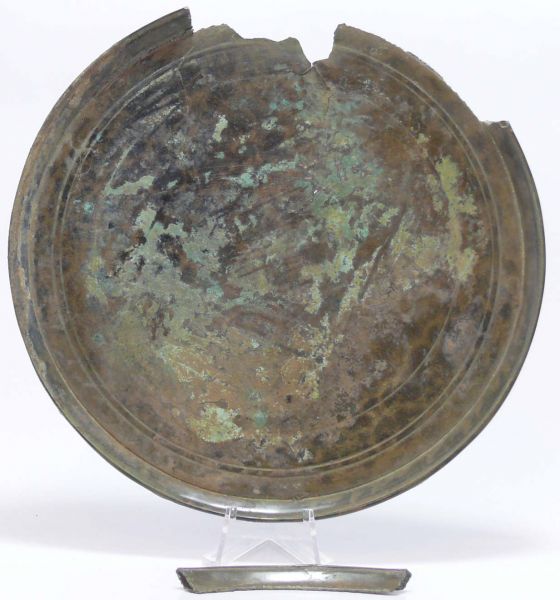 Romain - Miroir en bronze - 100 av. J.-C. / 200 ap. J.-C. Important miroir en bronze avec un manque sur le bord. Dimension 195 mm de diamètre. 