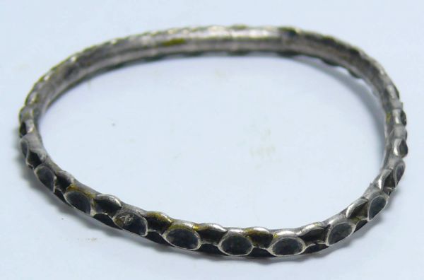 Romain - Bracelet en argent  - 400 / 700 ap. J.-C. Bracelet en argent finement ciselé d'oval. 50 mm.