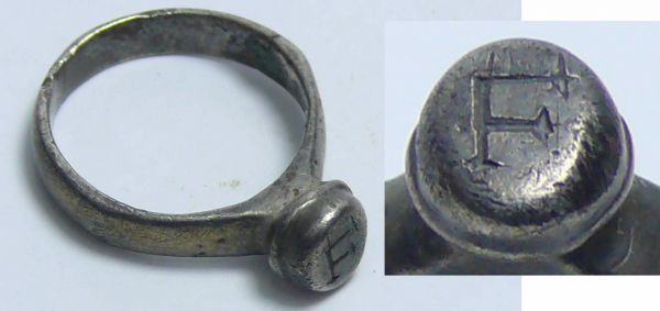 Romain - Bague en argent  - 200 / 400 ap. J.-C. Petite bague en argent au châton orné d'un grand F. 22 mm.