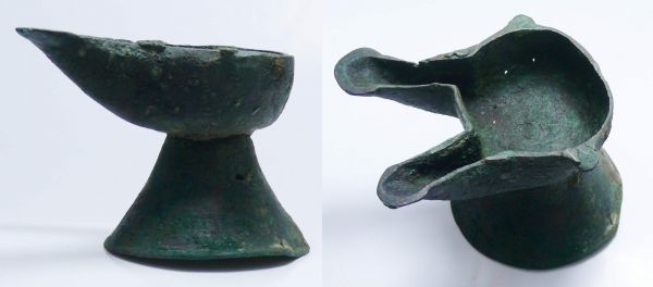 Byzantin - Lampe à huile en bronze - 500 / 900 ap. J.-C. Lampe à huile en bronze à 2 becs et piédouche. 65x85 mm.