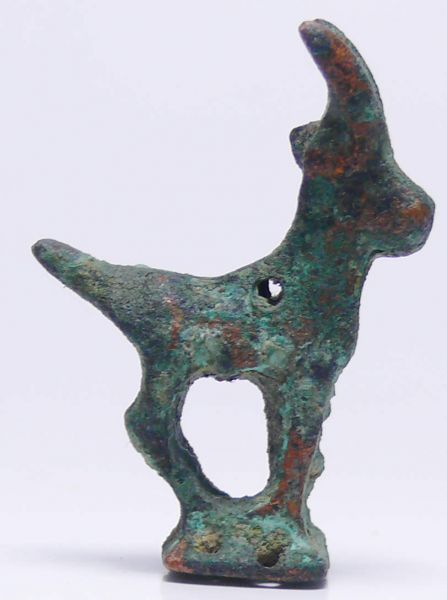 Perse - Luristan - Capridé en bronze - 1000 / 800 av. J.-C. Petit capridé en bronze percé de part en part pour être probablement porté en bijou. 35 mm.