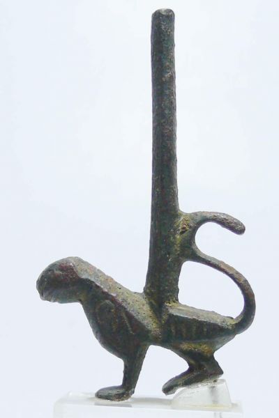 Iran - Felin en bronze - 1200 / 1300 Félin en bronze portant sur le dos, une colonne inscrite de caractères. La queue de l'animal est relevée et forme une sorte d'anneau d'accroche avec la colonne. 82x45 mm.