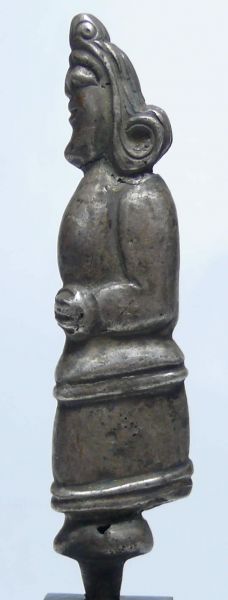 Iran - Sassanide - Manche de couteau en argent - 600 / 700 ap. J.-C. Très beau manche de couteau en argent représentant un personnage debout, les mains posées sur le ventre. A noter une petite fêlure et un petit trou sous le cou ainsi qu'un petit trou à la base de l'objet. 85 mm.