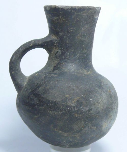 Moyen Age ou Mérovingien - Vase globulaire en terre cuite - 700 / 1000 ap. J.-C. Petit vase globulaire à une anse. Belle engobe noire. Petit éclat sur le col. 80 mm.