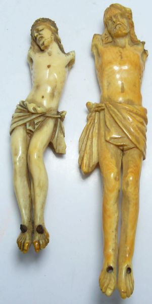 Europe - Lot de 2 Christs en ivoire - 1700 / 1900 Lot de 2 Christ en ivoire. Il manque les bras et les croix. L'un a 2 pointes aux pieds représentant les clous de la crucifixion. 104 et 130 mm.