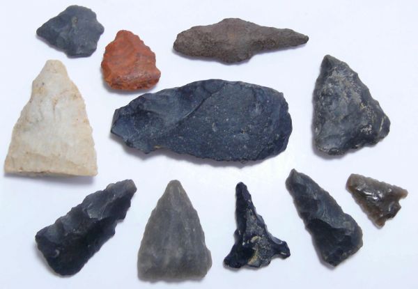 Néolithique - Altiplano Andin, Bolivie, Chili, Pérou - Lot de 11 pointes, grattoires ... - Vers 8000 / 5000 av. J.-C Beau ensemble d'objets tailles, pointes, grattoirs, en obsidienne, lave, quartz, jaspe. Dim : de 45 à 15 mm. Ex collection Pierre Pourrut (1937-2014).