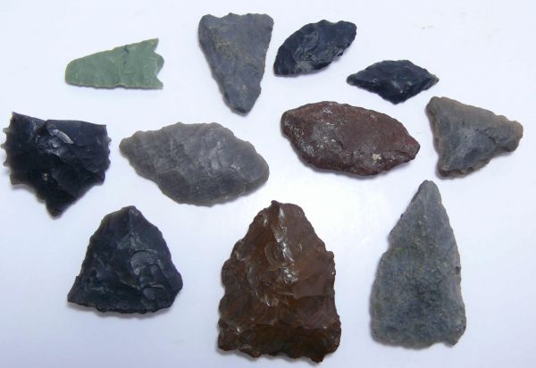 Néolithique - Altiplano Andin, Bolivie, Chili, Pérou - Lot de 11 pointes, grattoires ... - Vers 8000 / 5000 av. J.-C Beau ensemble d'objets tailles, pointes, grattoirs, en obsidienne, lave, quartz, jaspe. Dim : de 45 à 15 mm. Ex collection Pierre Pourrut (1937-2014).