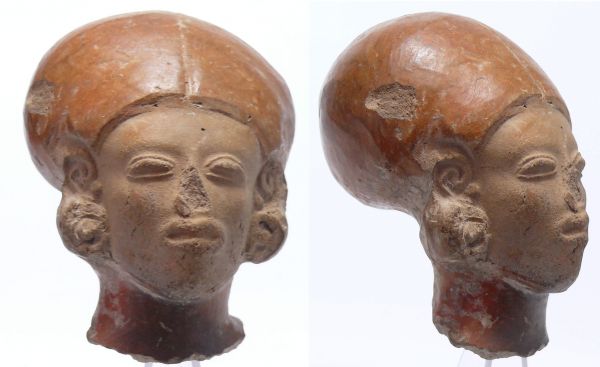 Précolombien - Equateur, culture Chorrera - Tête en terre cuite - 1500 / 500 av. J.-C. Tête en terre cuite de couleur beige et marron représentant une tête d'homme coiffée d'une coiffe rituelle. Petits manques sur le nez et sur les oreilles; Dimensions : 90x70 mm.