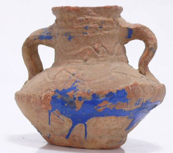 Précolombien - Pichet en terre cuite - 1500 ap. J.-C. Petit pichet en terre cuite à 2 anses avec des traces de glaçure bleue azur. L'objet est orné de frises de vaguelettes. Dimension : 85 mm.