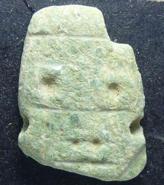 Précolombien - Mexique (région du Guerrero) - Epoque Maya - Fragment de hâche en jade - 1000 ap. J.-C.  Petit fragment de hâche en jade. Traces de glaçure. 30x40 mm.