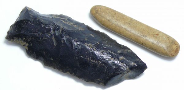 Précolombien - Hâche polie et pointe de flèche en obsidienne - 1000 ap. J.-C. Lot composé d'une hâche polie en pierre de couleur brune et d'une belle point de flèche en obsidienne. Respectivement 59 et 83 mm.